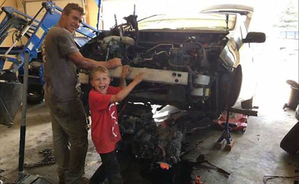 8歲男童獨自用千斤頂抬起汽車救出被壓父親